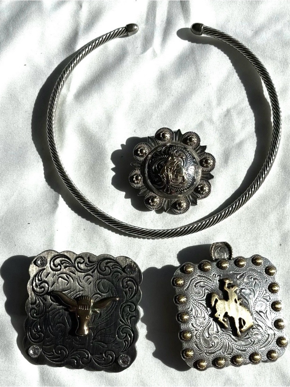 Western-Inspired Collar Necklace with 3  Decorative Conchos silver gold tones